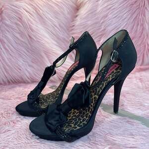 Coquette Goth Pinup Betsey Johnson Satin Bowtie Rhinestones Pumps 4.25” 10